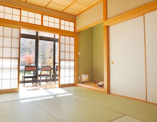 【8畳和室】縁側から緑豊かな庭が見えます