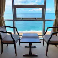 Kebanyakan bilik menghadap laut.