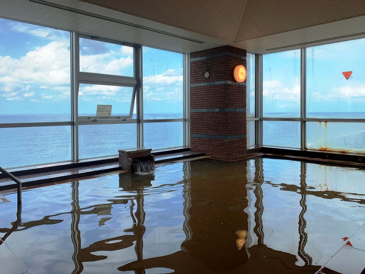 마치 바다와 연결된 듯한 욕조