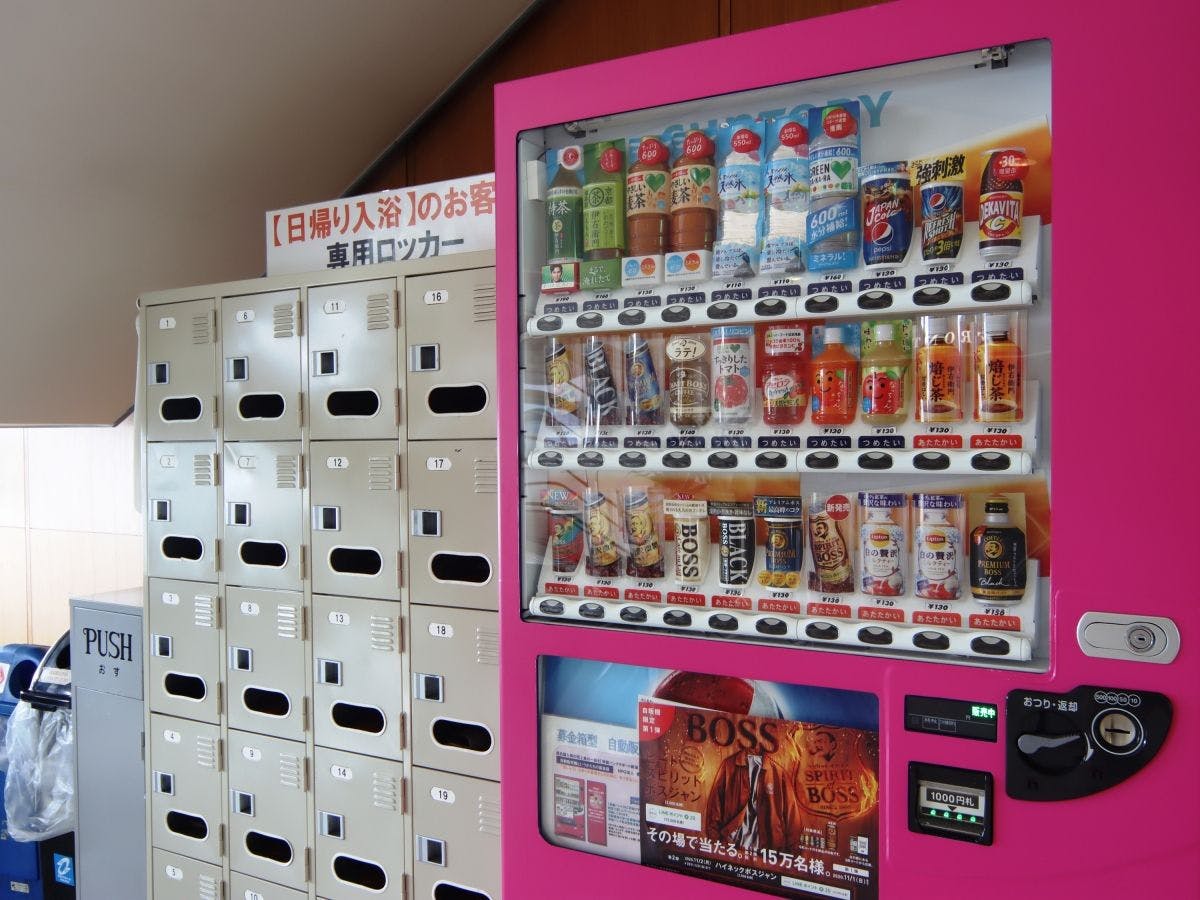 열쇠가 있는 사물함과 자판기도 있습니다.