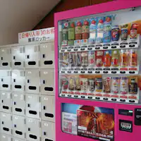 Loker berkunci dan mesin layan diri juga disediakan.