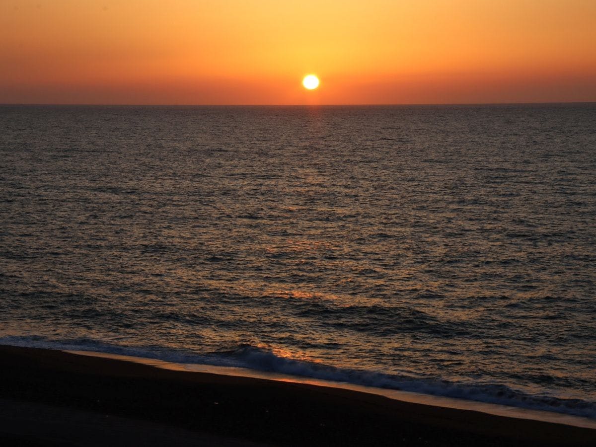 눈앞의 해안에서 바라보는 풍경 - 봄의 석양