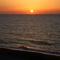 Pemandangan dari pantai di hadapan - Matahari terbenam musim bunga