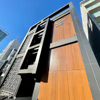 ด้านหน้าของอาคาร