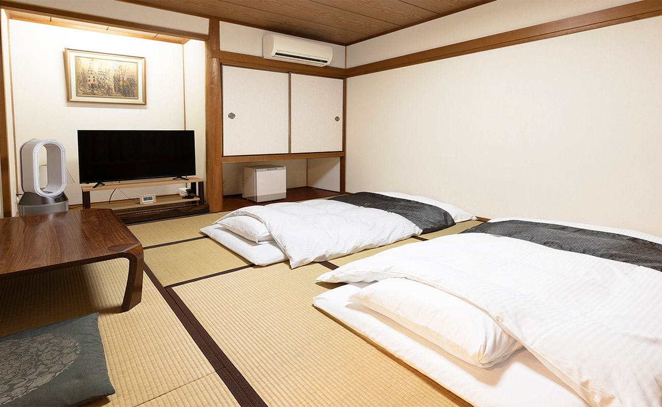Phòng kiểu Nhật từ 8 đến 12 chiếu. Thư giãn với cảm giác như ở nhà trọ kiểu Nhật có Suối nước nóng.