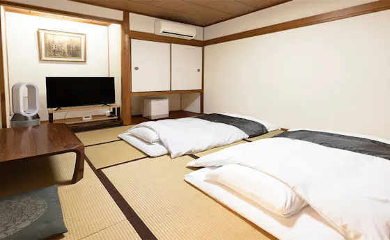Phòng kiểu Nhật từ 8 đến 12 chiếu. Thư giãn với cảm giác như ở nhà trọ kiểu Nhật có Suối nước nóng.