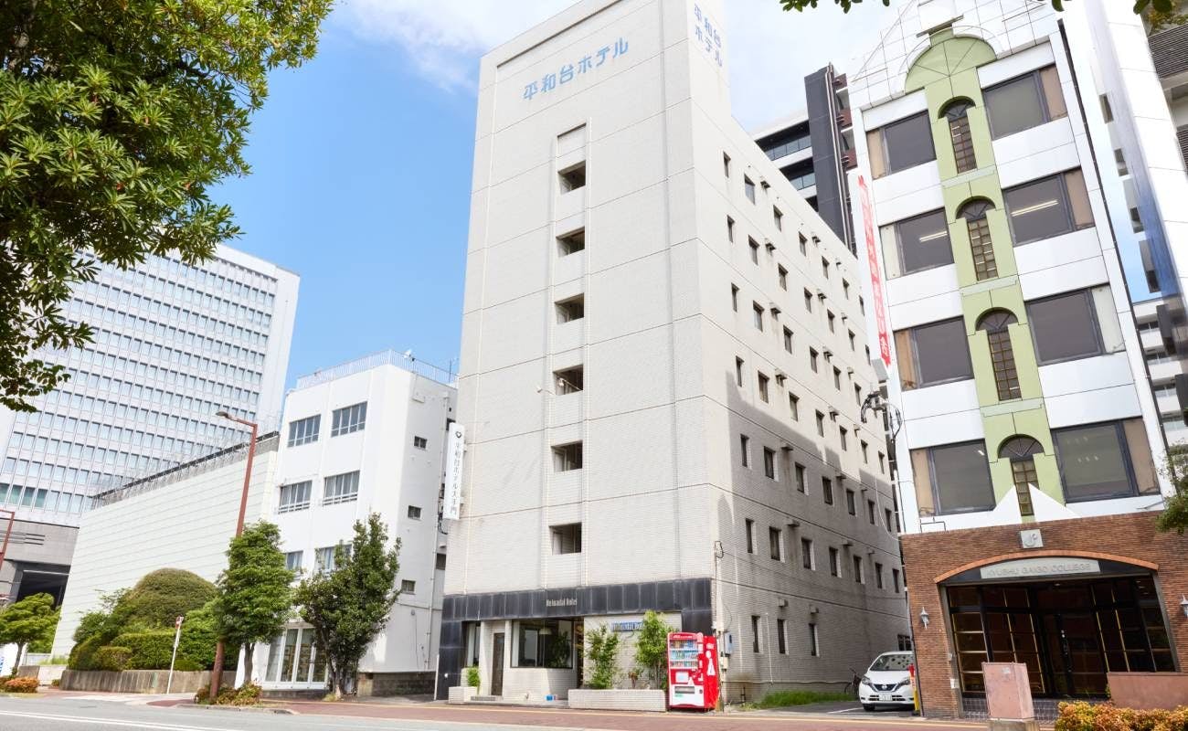 ด้านหน้ามีคูน้ำกว้างใหญ่ขยายออกไป