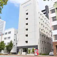 ด้านหน้ามีคูน้ำกว้างใหญ่ขยายออกไป