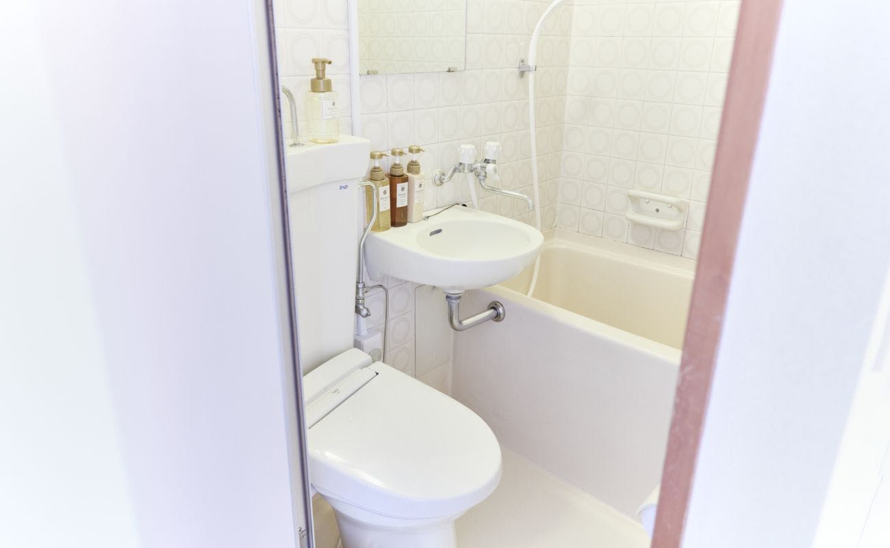 ห้องพักพร้อมอ่างอาบน้ำในตัว มีห้องน้ำพร้อมฟังก์ชั่นทำความสะอาดครบครัน