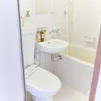 ห้องพักพร้อมอ่างอาบน้ำในตัว มีห้องน้ำพร้อมฟังก์ชั่นทำความสะอาดครบครัน