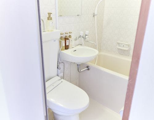 客室ユニットバス。洗浄機能付トイレ完備。