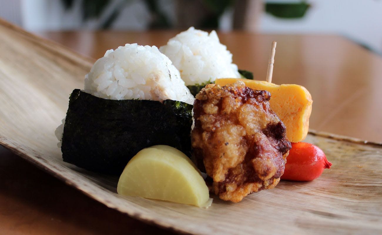 ชุดข้าวปั้นและไก่ทอด