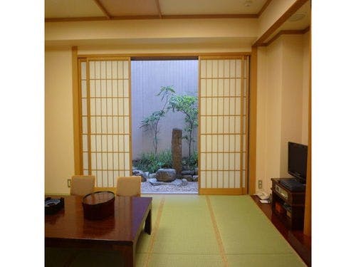 ゆとりある和室（10畳庭付き）