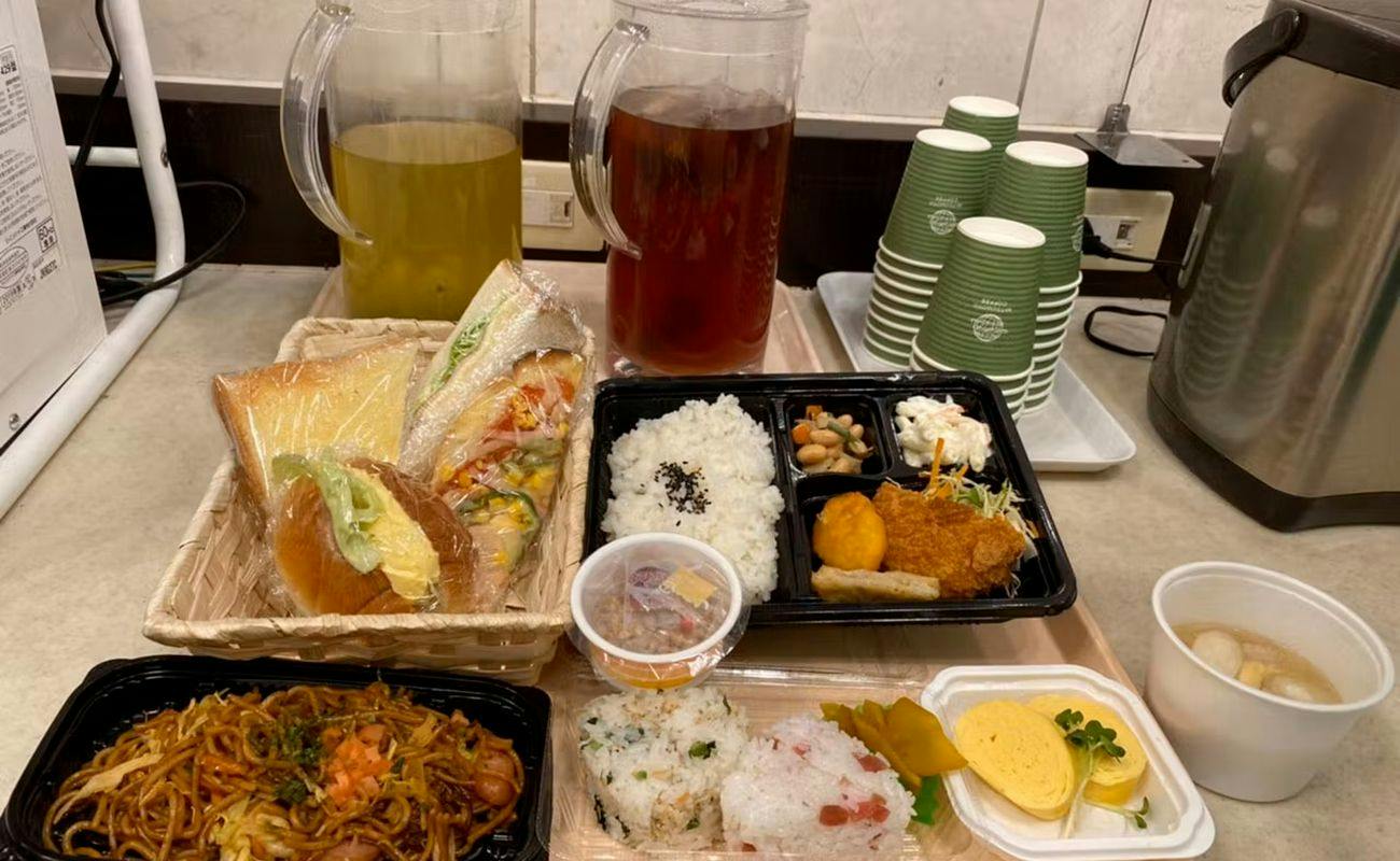 朝食は個別包装で提供させて頂いてます。