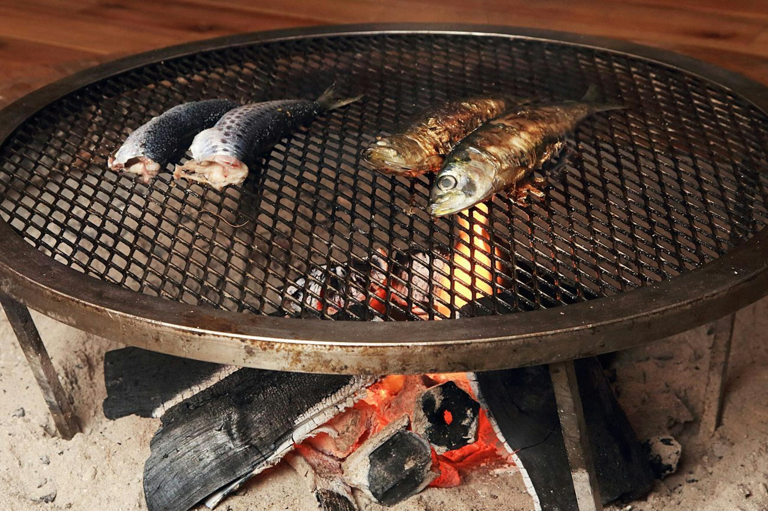 囲炉裏で焼く魚料理