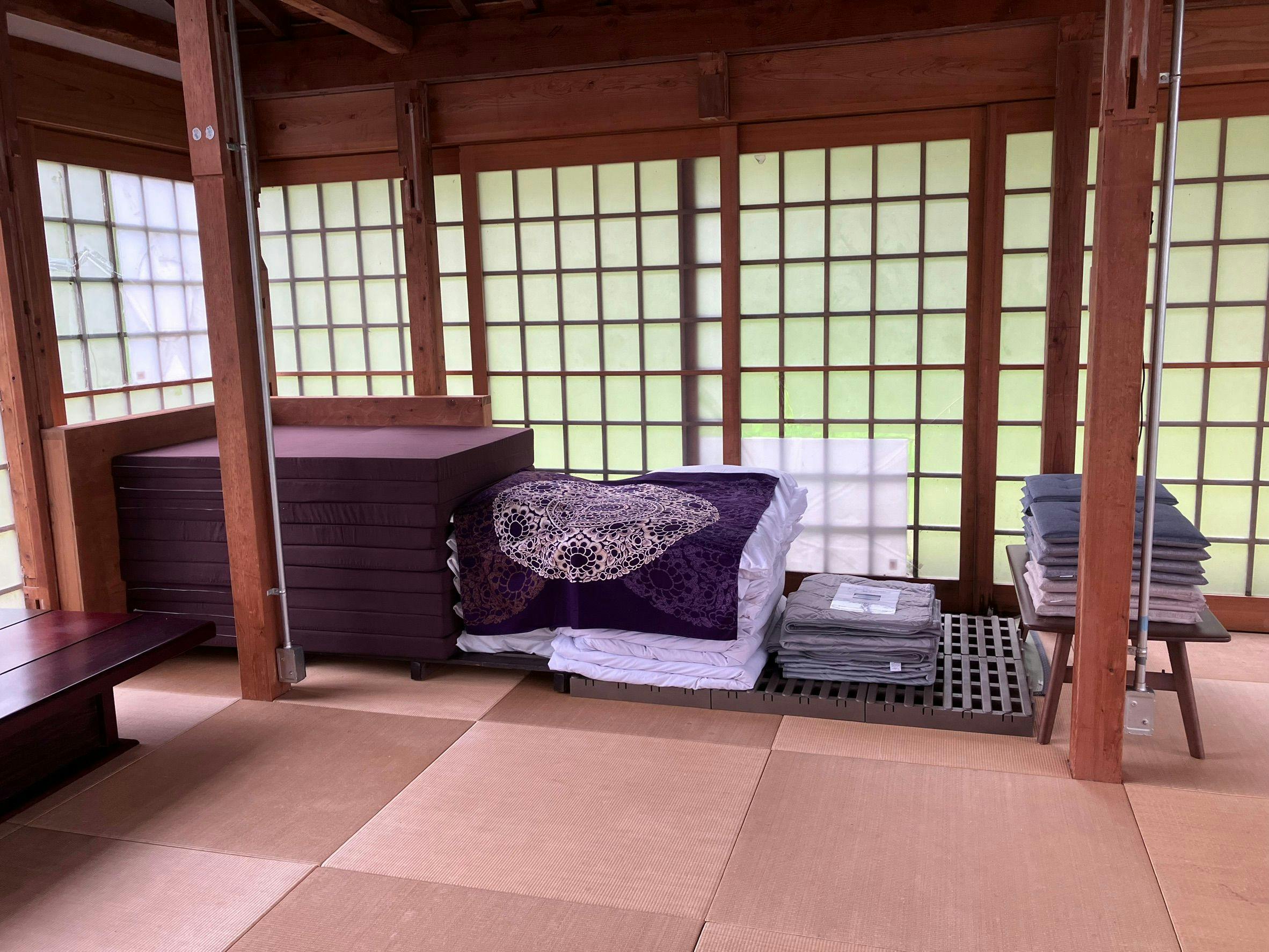 Sasayakana Yado Futtsu