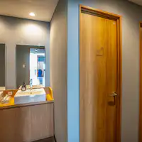 พื้นที่ส่วนกลาง (ชั้นชายและหญิง) พร้อมอ่างล้างหน้าและห้องน้ำ