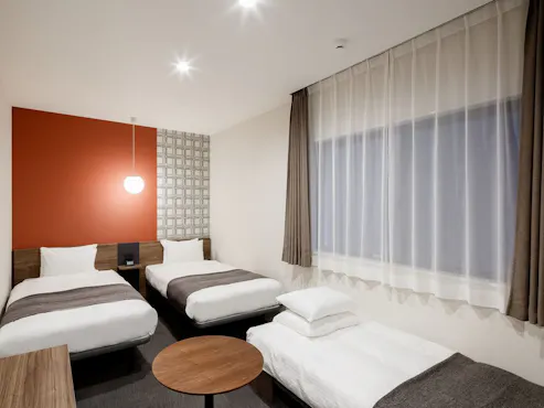 เตียงคู่พร้อมโซฟาเบด