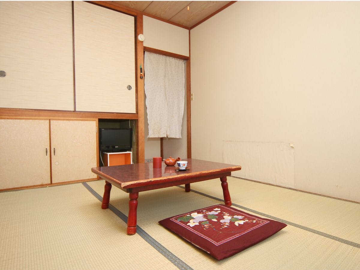 ห้องสไตล์ญี่ปุ่นขนาด 6 เสื่อ ทาทามิ รองรับได้สูงสุด 3 ท่าน