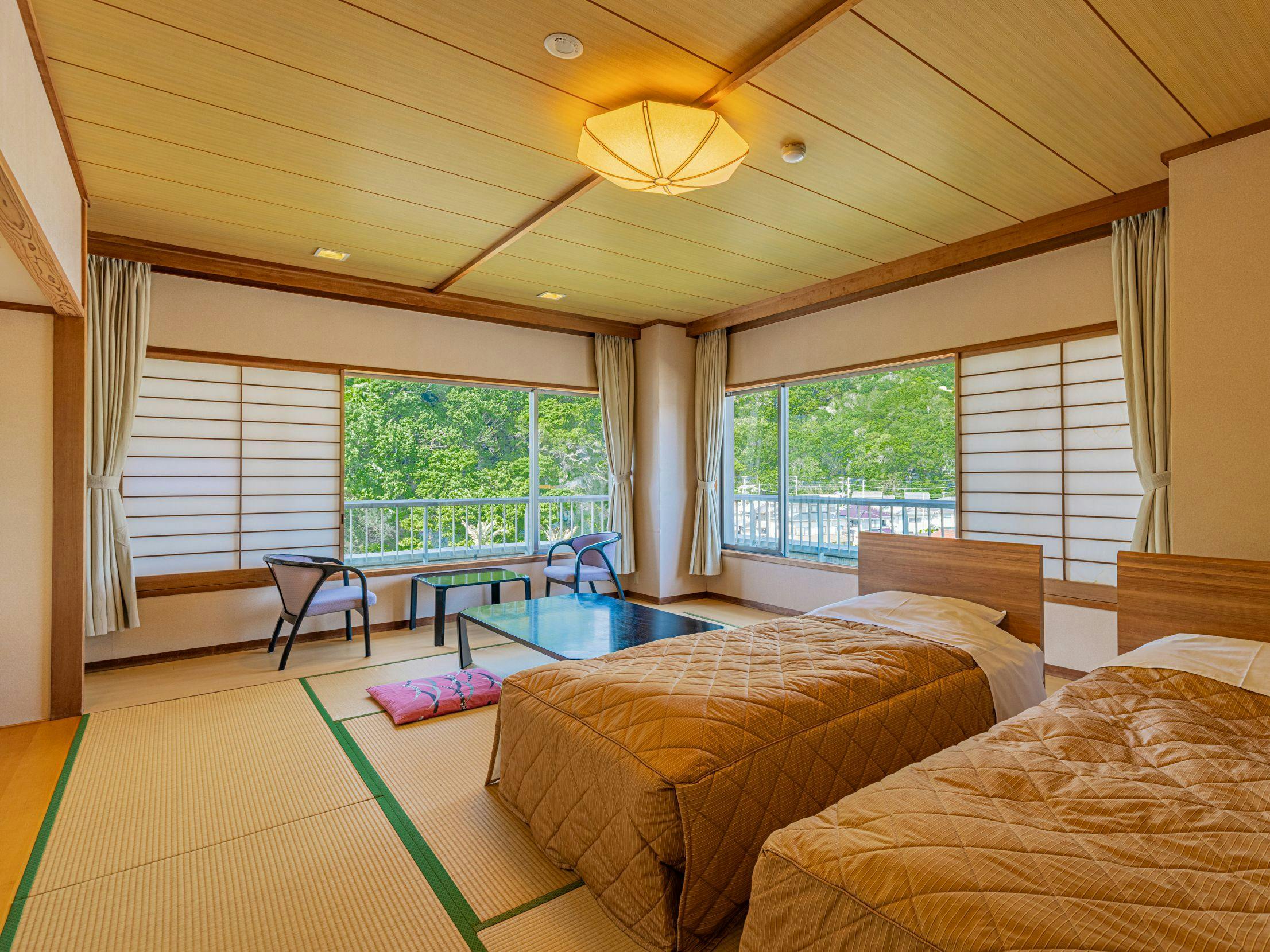 Bilik Twin Gaya Jepun dan Barat Menghadap Bandar (42.5 meter persegi)