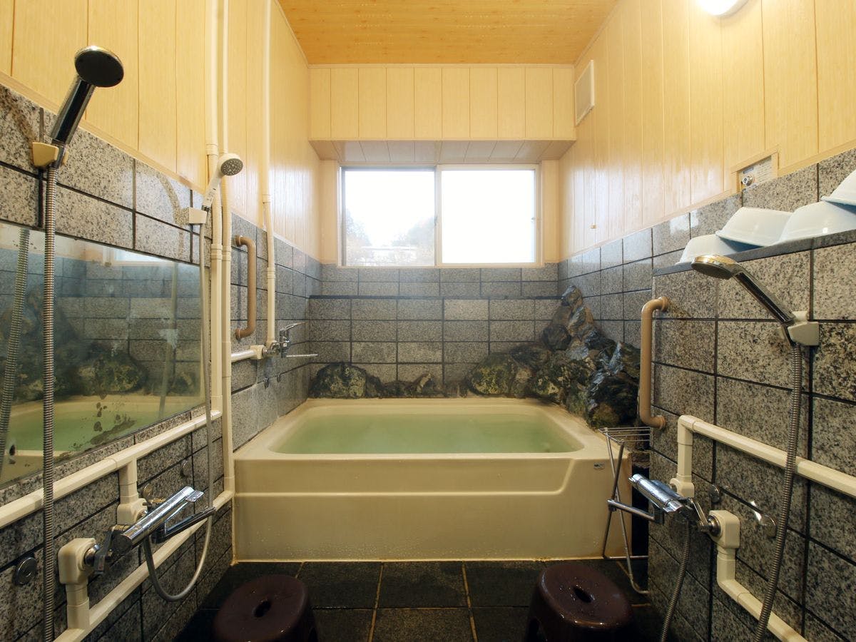관내 욕조는 작지만 인공 온천입니다.