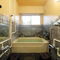 관내 욕조는 작지만 인공 온천입니다.