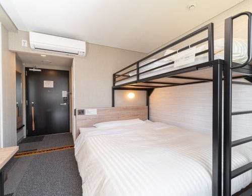ダブルベッドとロフトベッド付