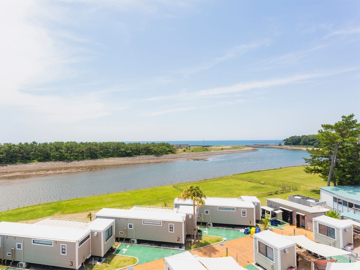 Gedung Hotel / Pemandangan siang dari atap