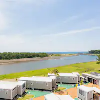 Gedung Hotel / Pemandangan siang dari atap