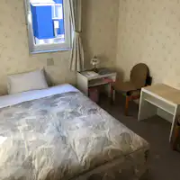 這是帶雙人床的房間。