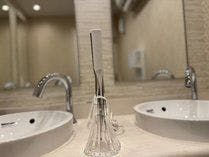 파우더룸에는 ReFa 헤어 아이론이 완비되어 있습니다.