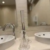 파우더룸에는 ReFa 헤어 아이론이 완비되어 있습니다.