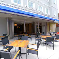 ภายนอกโรงแรม
ที่นั่งระเบียงที่ทางเข้า