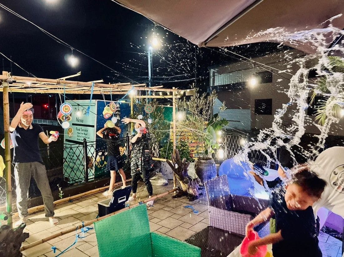 เทศกาลสาดน้ำกำลังจัดขึ้น