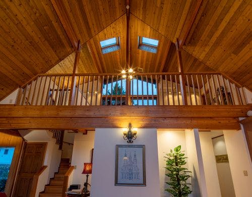 吹き抜けが開放的なラウンジ