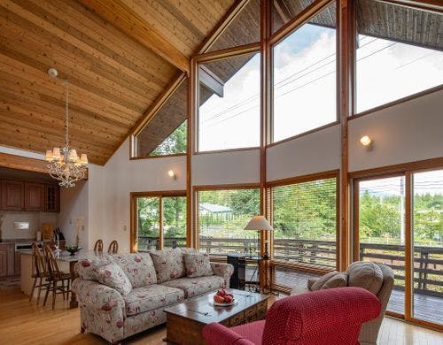 開放感あふれるラウンジとキッチン