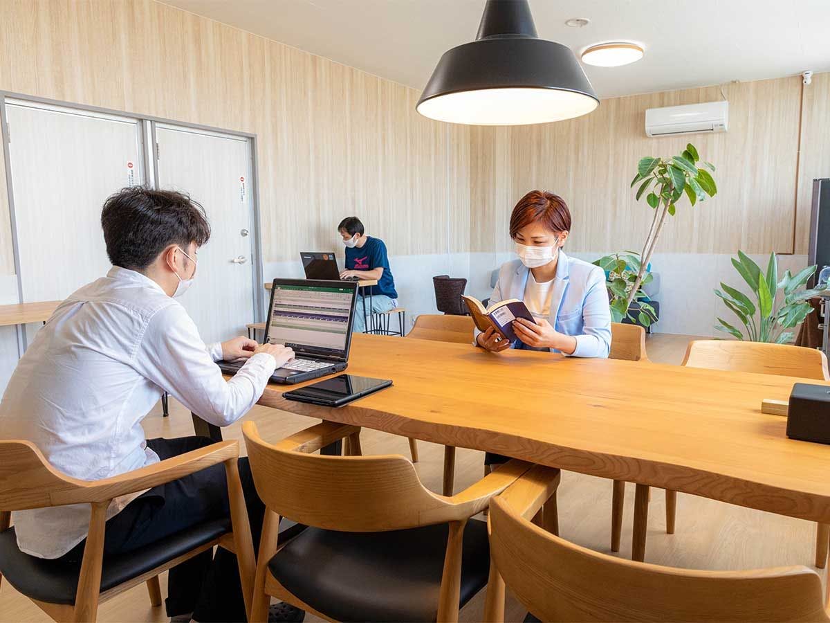 มีปลั๊กไฟ Wi-fi และกาแฟพร้อม