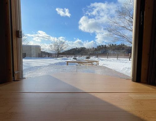 住箱から眺める冬のグランピングフィールド