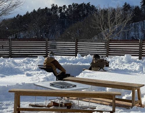 たき火など冬のグランピングフィールド