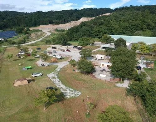 グランピングフィールドのある施設空撮