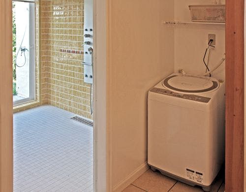 外からお風呂へ、洗濯機も常設。