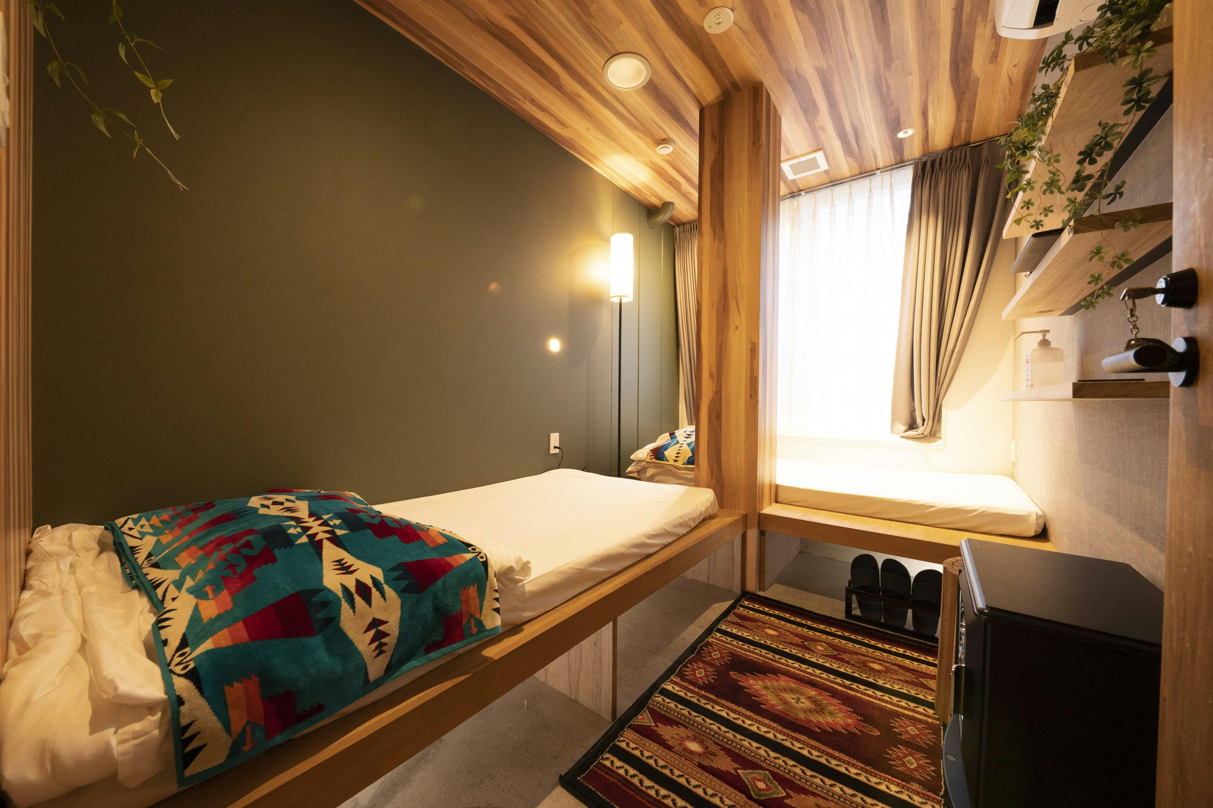 Twin Room (L-shaped mattress arrangement)