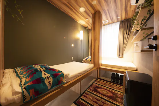 Twin Room (L-shaped mattress arrangement)