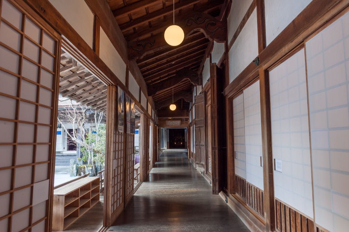 ทางเดินภายในอาคาร