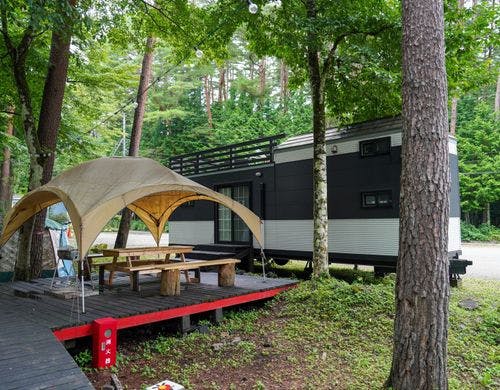 トレーラーハウスのプライベートテラス