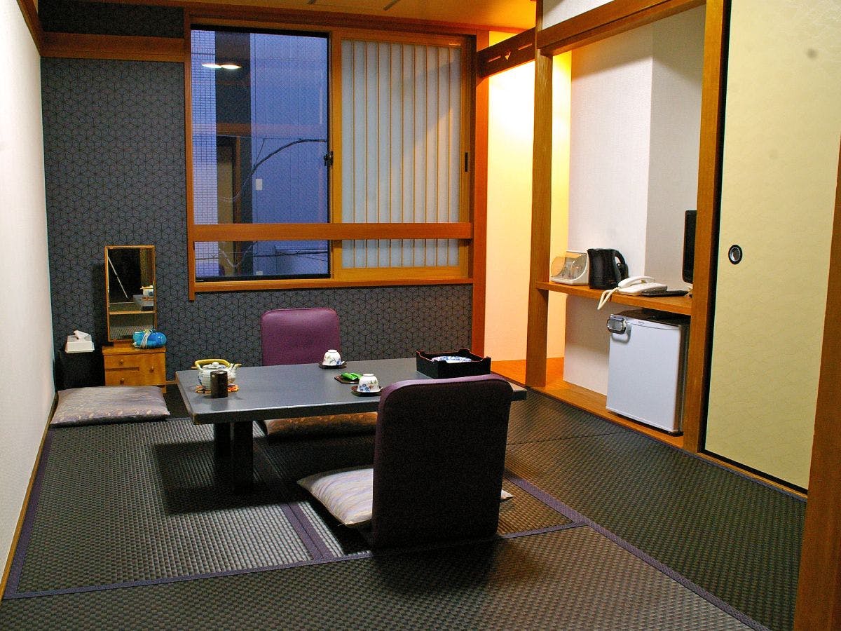 ห้องสไตล์ญี่ปุ่นขนาด 6 เสื่อ พร้อมห้องน้ำและห้องสุขา