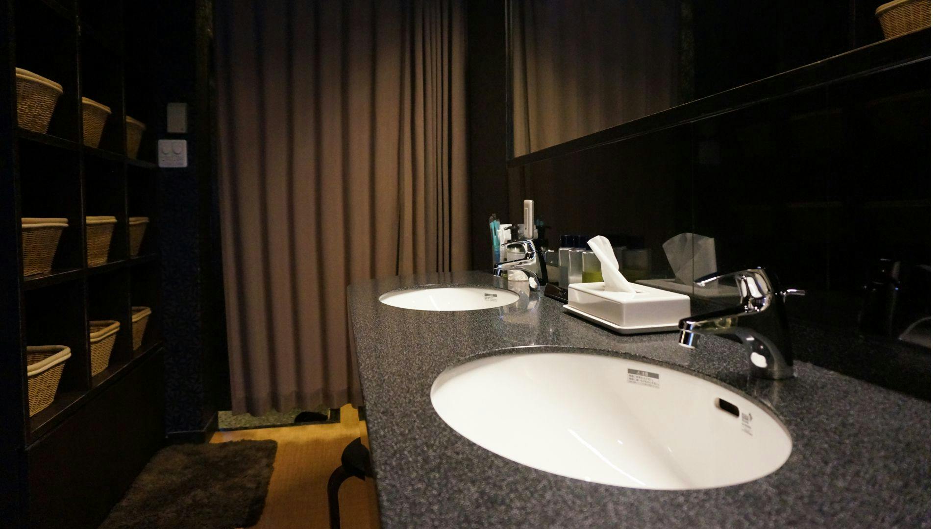 ห้องเปลี่ยนเสื้อผ้าอาบน้ำสาธารณะ