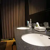 ห้องเปลี่ยนเสื้อผ้าอาบน้ำสาธารณะ