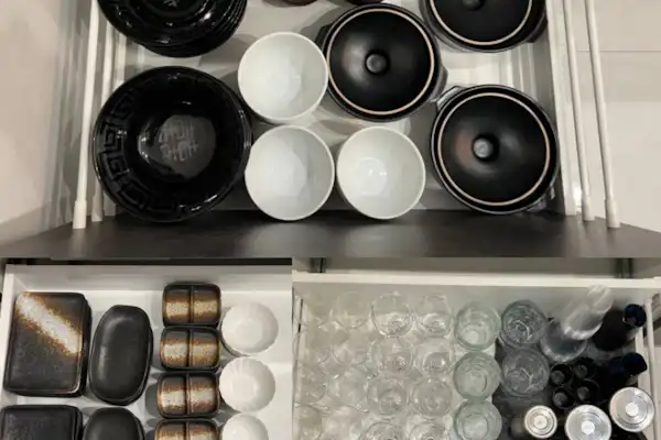 Peralatan makan dan gelas