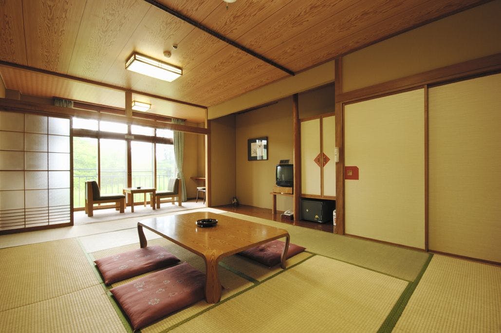 Kamar bergaya Jepang seluas 12 tatami. Luas dan nyaman.